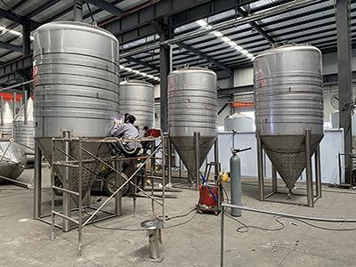 啤(pi)酒(jiu)廠發(fa)酵(jiao)罐
